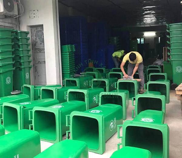Hành Tinh Xanh hỗ trợ in logo trên thùng rác theo yêu cầu