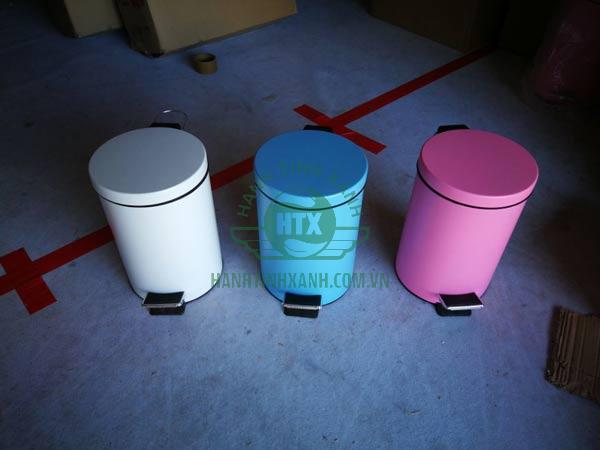Thùng rác sơn màu kiểu dáng đạp chân tại kho Hành Tinh Xanh