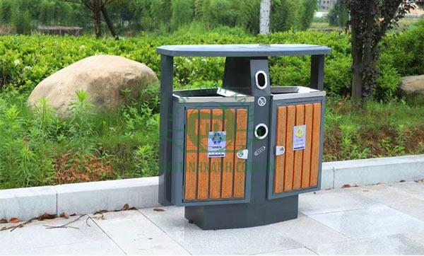 Hình ảnh thùng rác 2 ngăn gỗ nhựa đặt ngoài trời