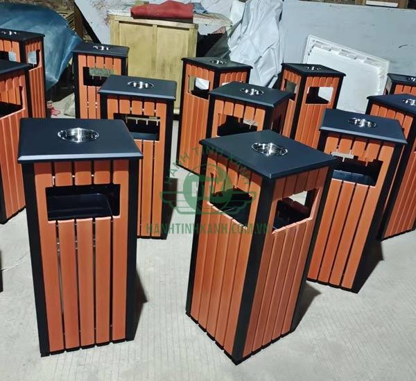 Hình ảnh thật của thùng rác gỗ có gạt tàn thuốc