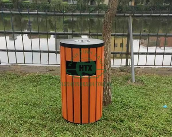 Hình ảnh thùng rác giả gỗ tròn đặt tại công viên
