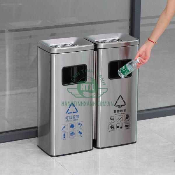 Cửa xả rác rộng rãi giúp thùng rác 2 ngăn được yêu thích