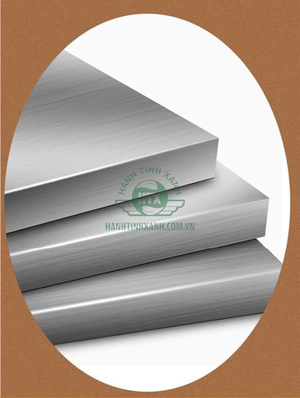 Inox là chất liệu chính cấu thành lớp vỏ thùng rác