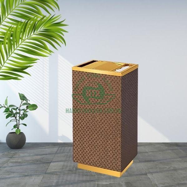 Thùng rác chữ nhật khung inox vàng, bên ngoài bọc giả da vân caro