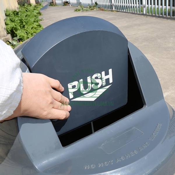 Cửa đẩy để bỏ rác vào thùng