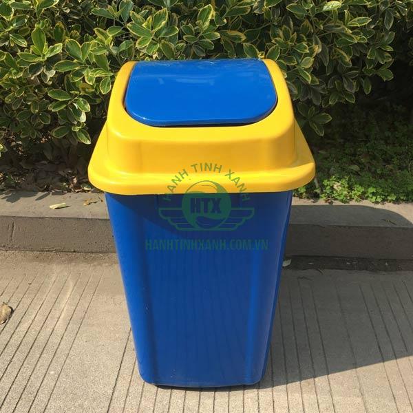 Mặt sau của thùng rác nhựa