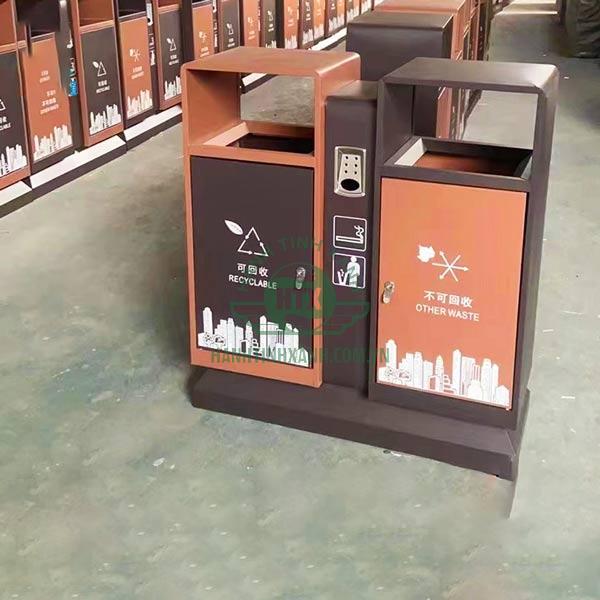 Mẫu thùng rác sơn màu 2 ngăn có gạt tàn tại kho Hành Tinh Xanh