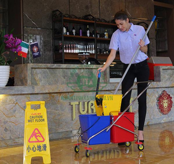 Sử dụng xe vắt nước lau sàn công nghiệp hỗ trợ cho công việc dọn dẹp