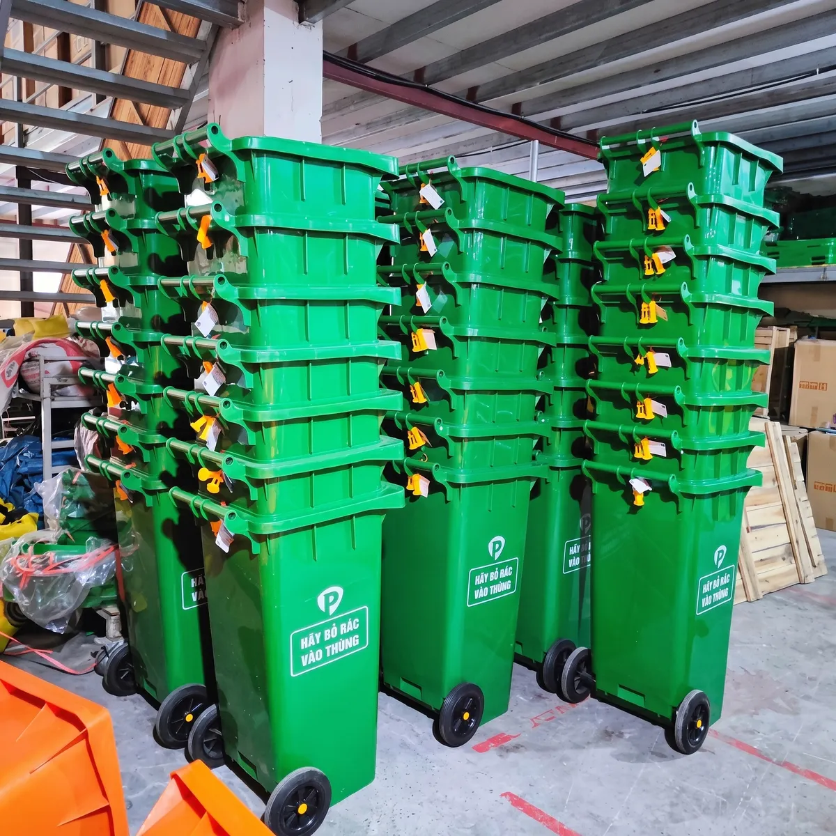 Thùng rác xanh 120L chuẩn bị giao cho khách hàng tại Hải Phòng