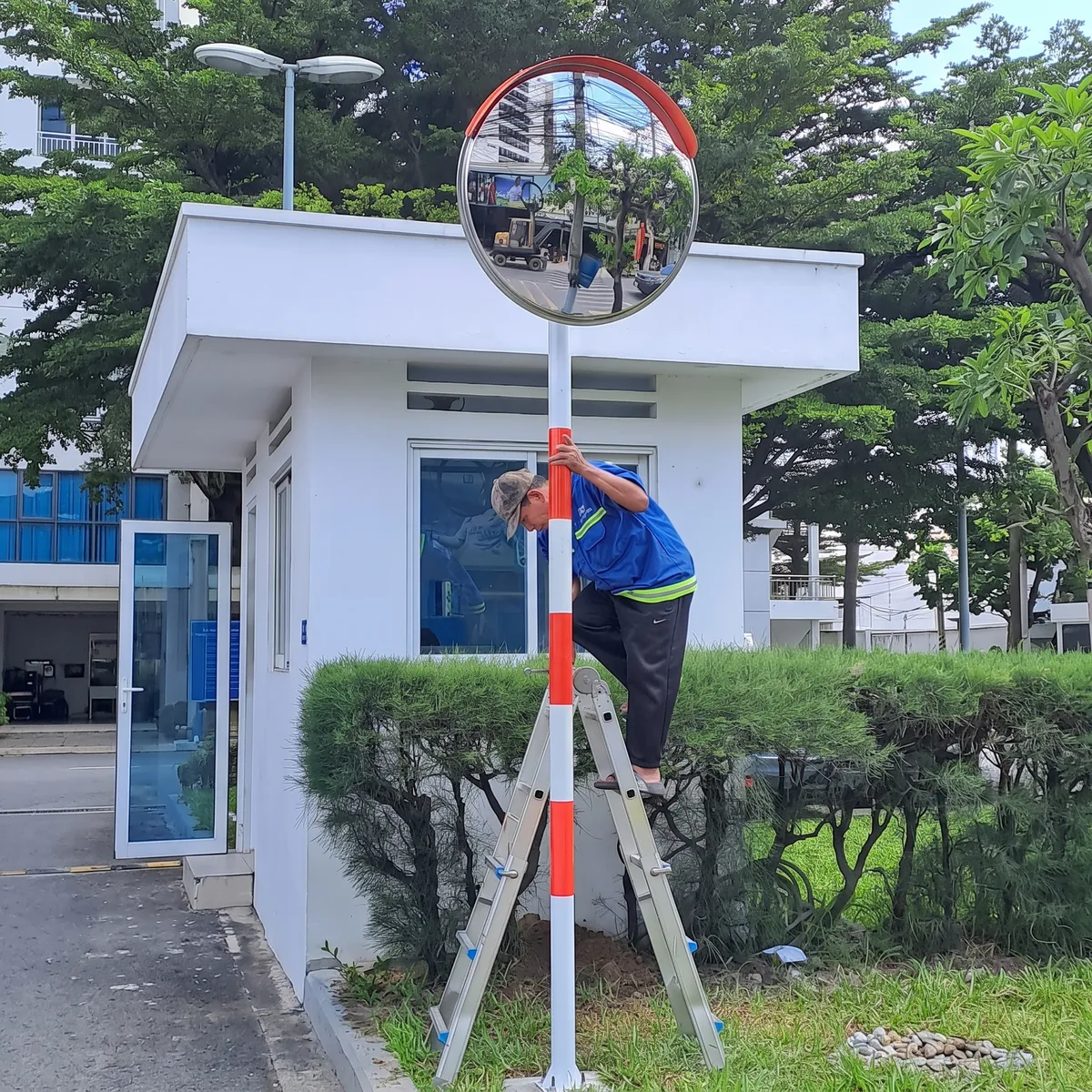 Lắp gương cầu lồi giao thông tại công trình