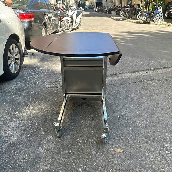 Xe đẩy có tủ giữ nhiệt đồ ăn