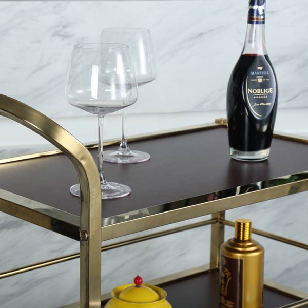 Mặt bàn để đồ của xe đẩy 3 tầng khá tiện dụng