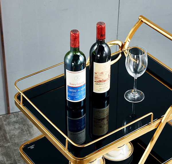 Các tầng để đồ rộng rãi và có lan can chống rơi đồ